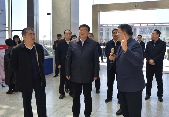 省委书记娄勤俭莅临IM体育药业视察调研